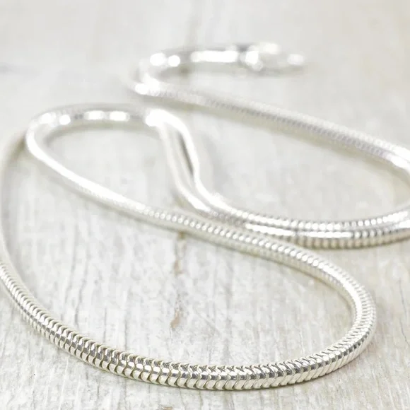 Genuine Italian 925 Sterling Silver 2mm Snake Chain 18in/45cm Long Brand New - Picture 3 of 8